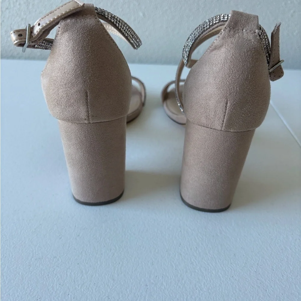 Nina Henesi Tan Rhinestone Almond Toe Size 9 Block‎ heel